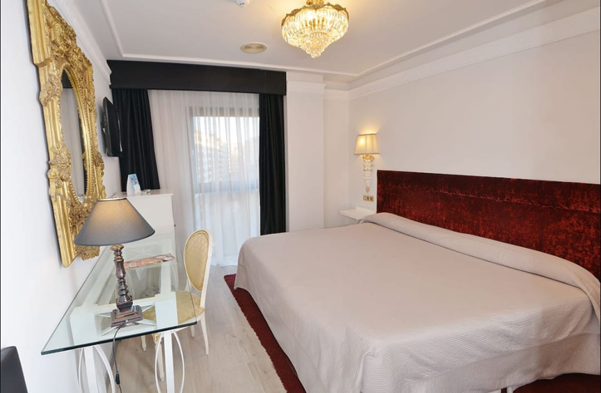 Hotel con jacuzzi en Urbanización Cosmos 79